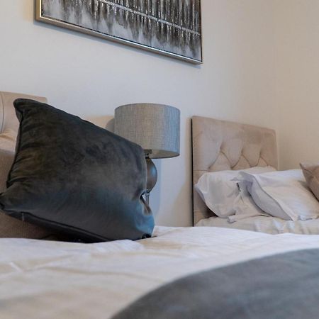 Lovely 2 Bed Penthouse In Loughton Central Location Daire Dış mekan fotoğraf