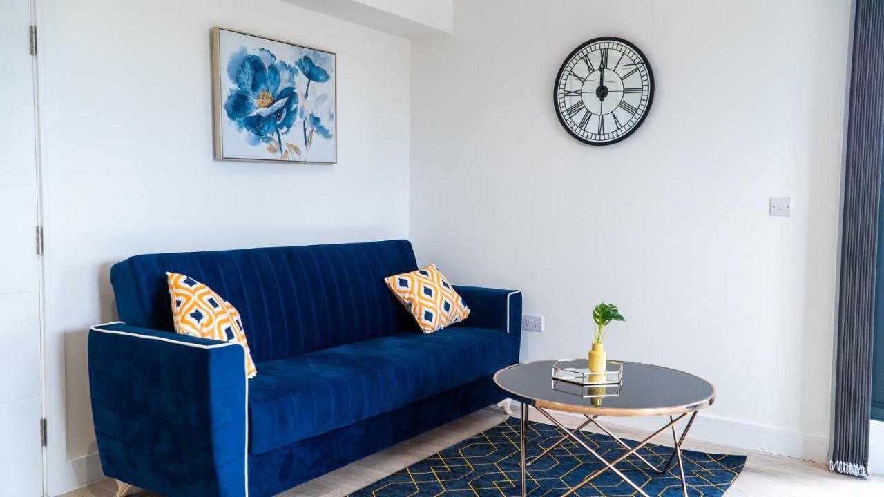 Lovely 2 Bed Penthouse In Loughton Central Location Daire Dış mekan fotoğraf