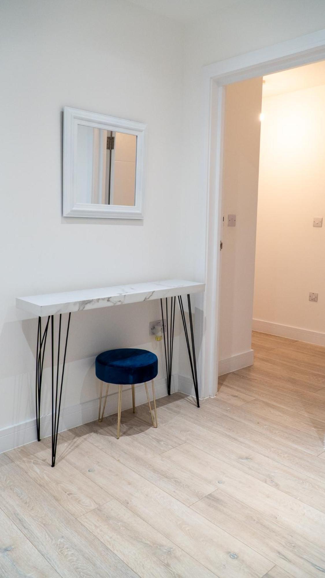 Lovely 2 Bed Penthouse In Loughton Central Location Daire Dış mekan fotoğraf